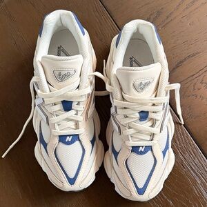 NWOT - New Balance Beige and Navy Sneakers